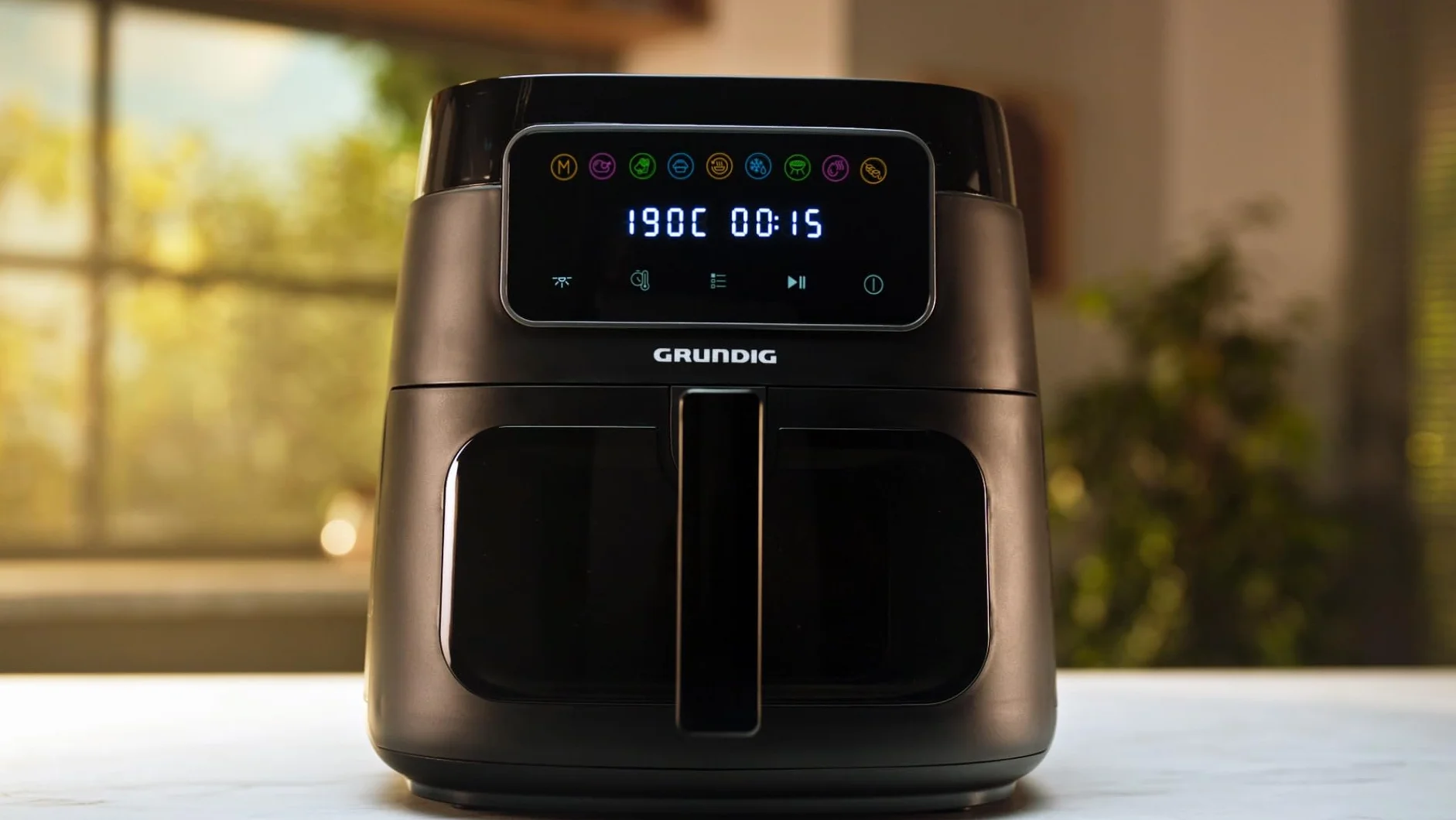 Grundig FRY 7320 frytkownica na gorące powietrze, pojemność 7,6 l, 1750 W, wyświetlacz dotykowy, duże okienko, regulacja temperatury i czasu, powłoka zapobiegająca przywieraniu, kosz nadaje się do