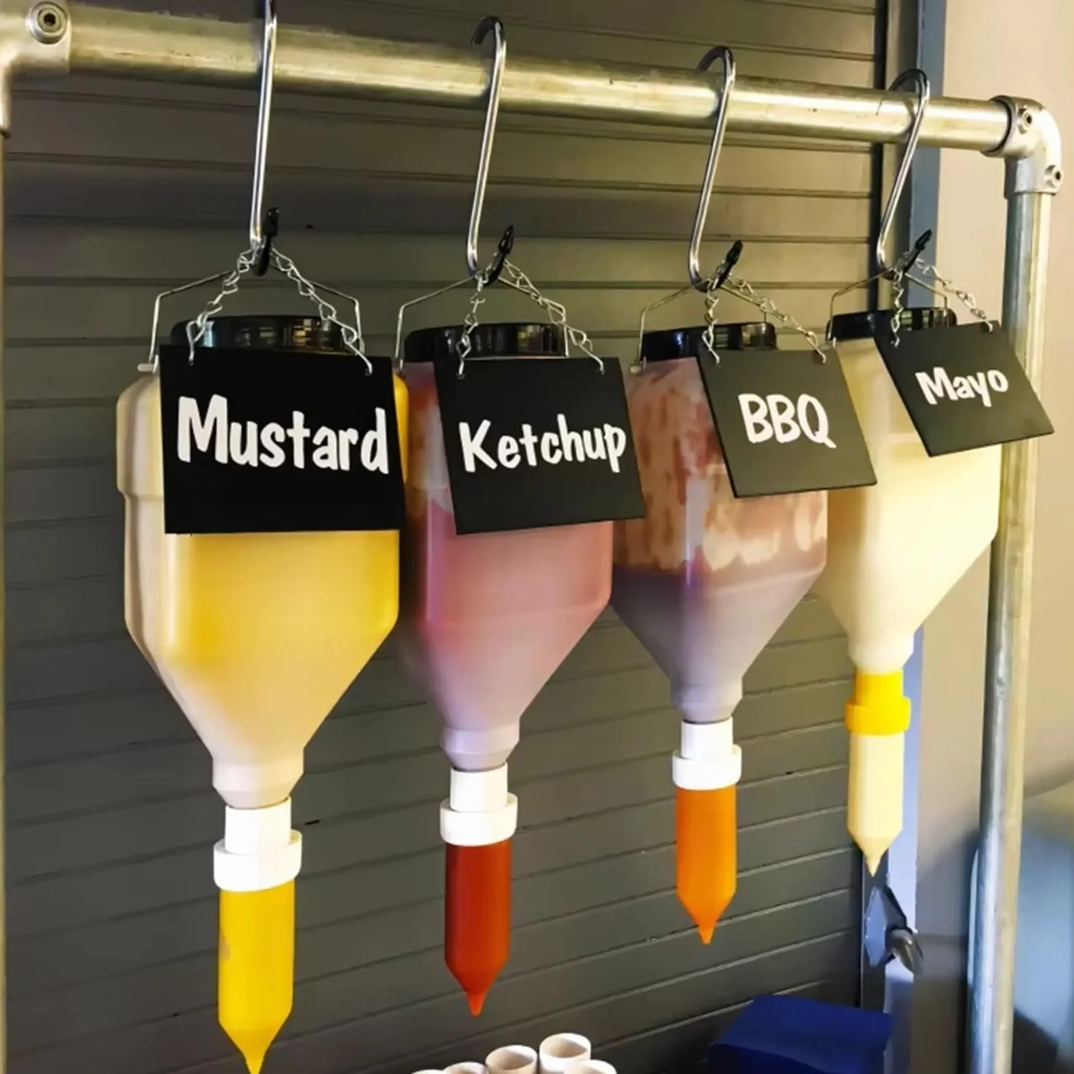 5,5 l komercyjna wisząca wyciskarka do sosu, wiszący dozownik do sosu, napełnialne butelki do wyciskania sosu i przypraw, plastikowa stacja dozująca przyprawy do dozownika sosu do domowej kuchni