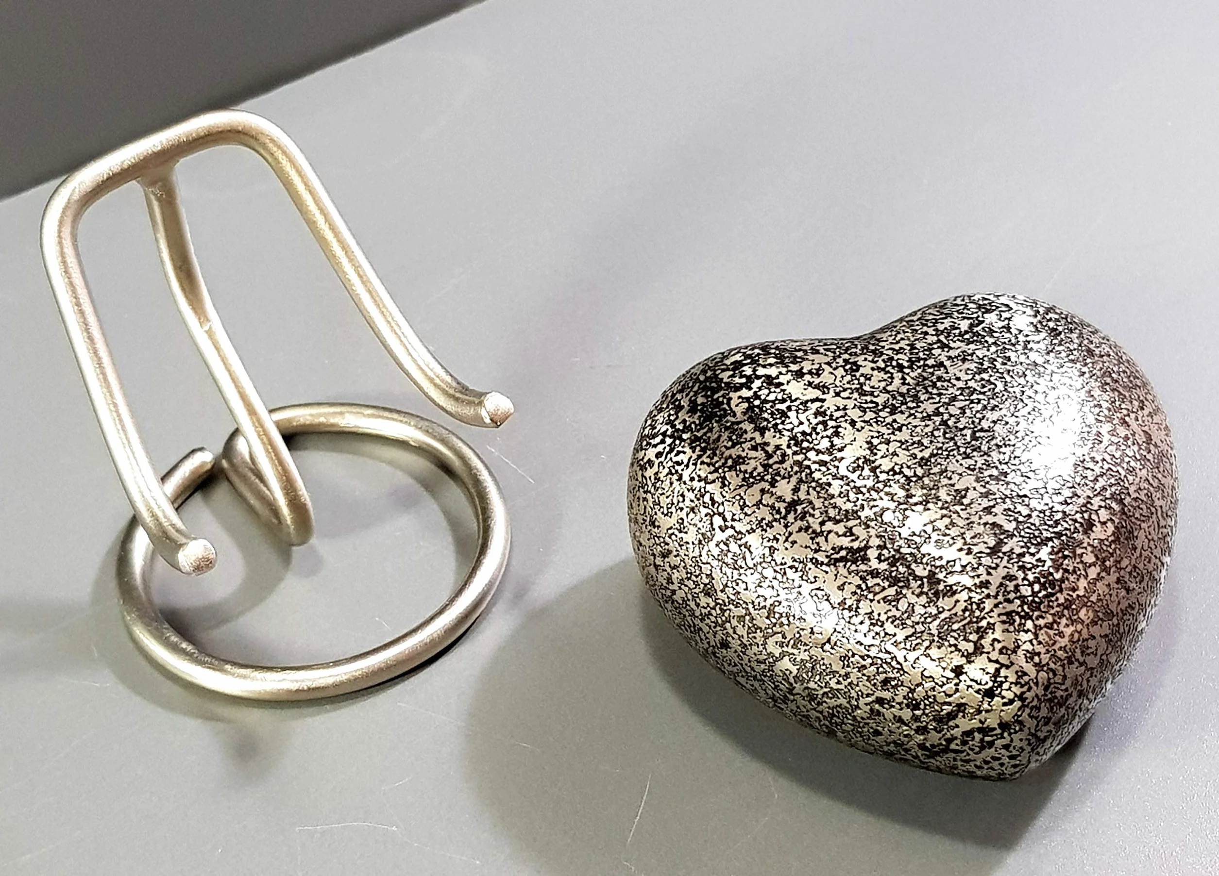ESPLANADE Mosiężna mini urna kremacyjna w kształcie serca pamiątka słoik pojemnik na garnek | mała urna na pochówek prochy pogrzebowe | teksturowana metalowa pamiątka ze stojakiem | srebrna - 7 cm