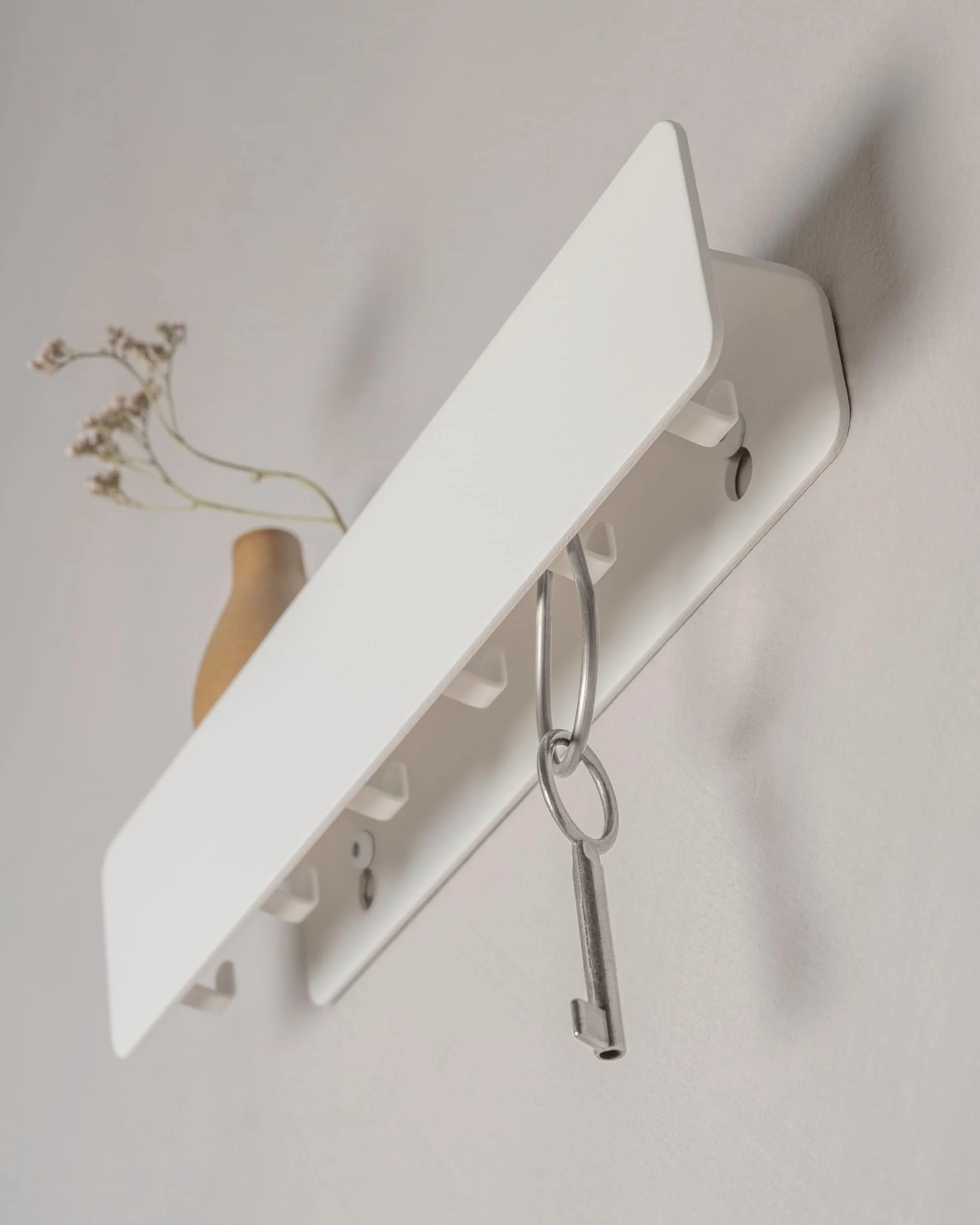 Kazai. Tablica na klucze 'Kian' | Minimalistyczny design haka z Berlina | Nowoczesny metalowy uchwyt z półką | Regał jako mebel do przedpokoju na ścianę | Biały