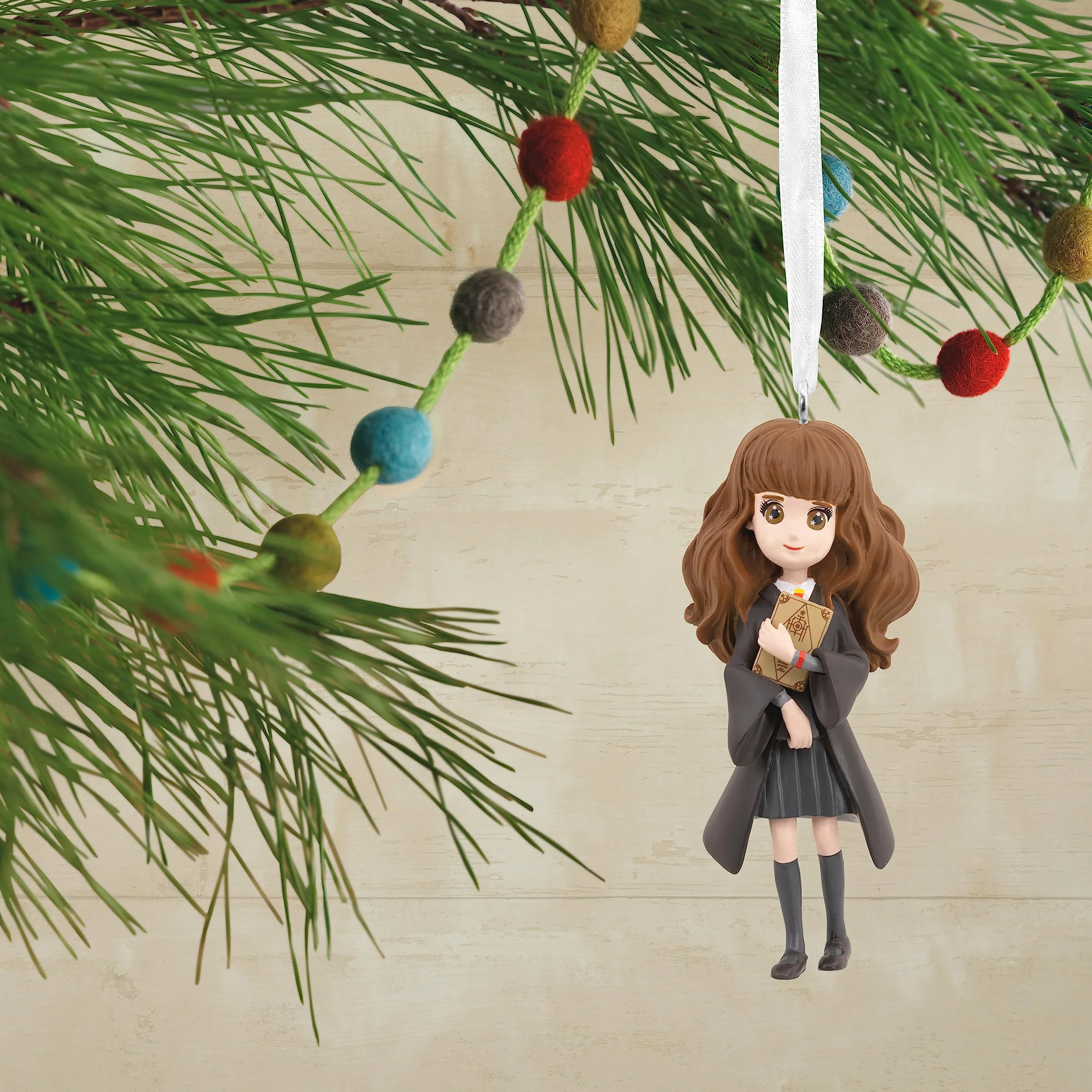 Hallmark Kolekcjonerska ozdoba Harry'ego Pottera - Hermiona Granger i projekt książki
