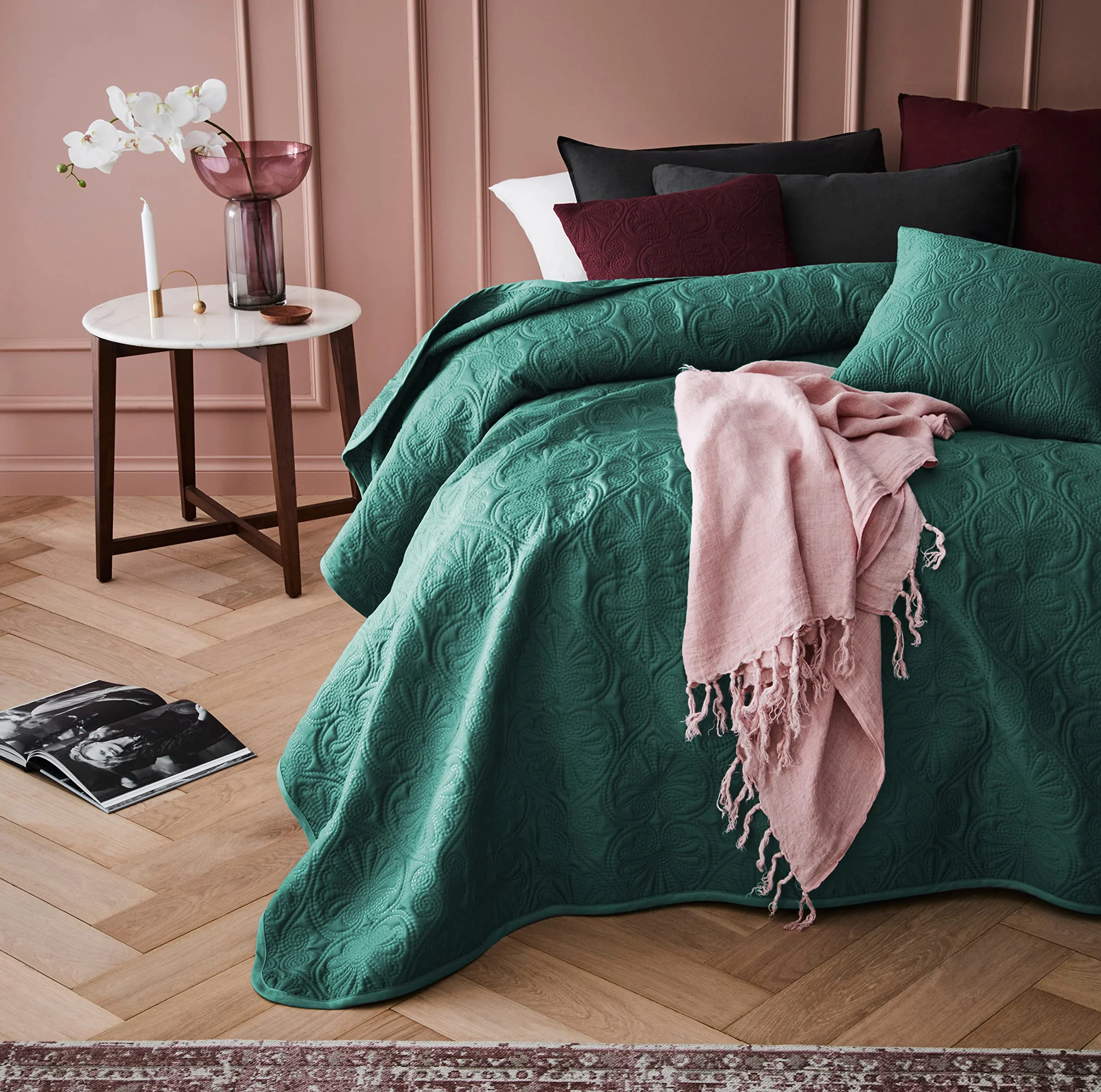 ROOM99 Leila Elegancka narzuta w kolorze ciemnozielonym, 220 x 240 cm, wszechstronna narzuta na łóżko lub sofę, pikowana, idealna jako narzuta na łóżko i sofę