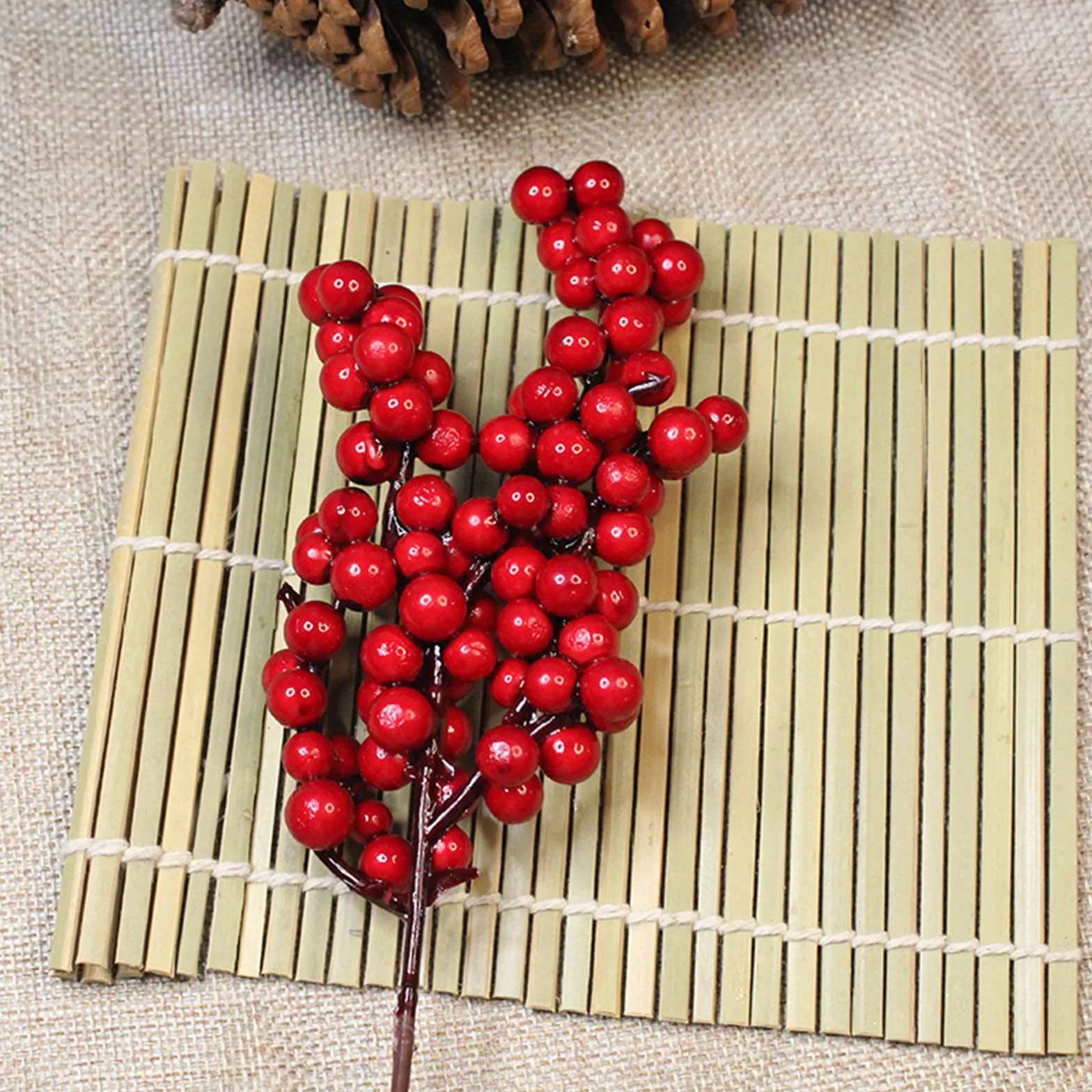 20 sztuk sztucznych czerwonych ostrokrzewów - gałązka jagodowa Holly Berry na ozdoby choinkowe i wieniec bożonarodzeniowy, dekoracyjne gałązki z jagodami