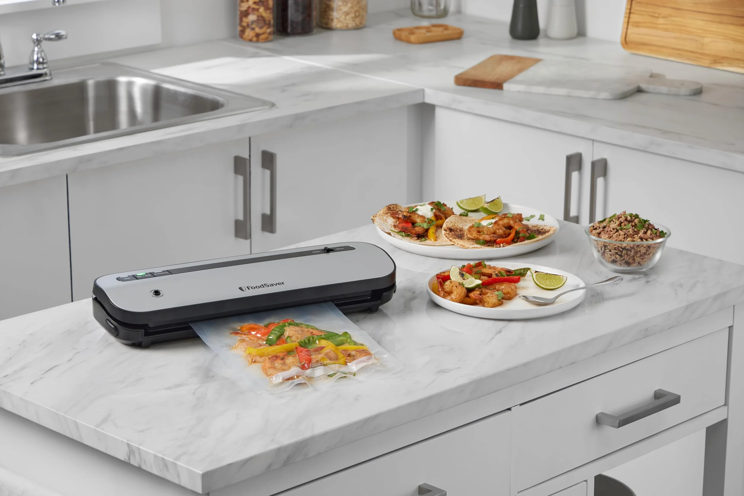 FoodSaver Zajmująca niewiele miejsca maszyna do pakowania próżniowego | utrzymuje świeżość żywności do 5 x dłużej | 1 x rolka (28 cm x 2,43 m), 2 x worek uszczelniający (0,94 l), 2 x worek z zamkiem