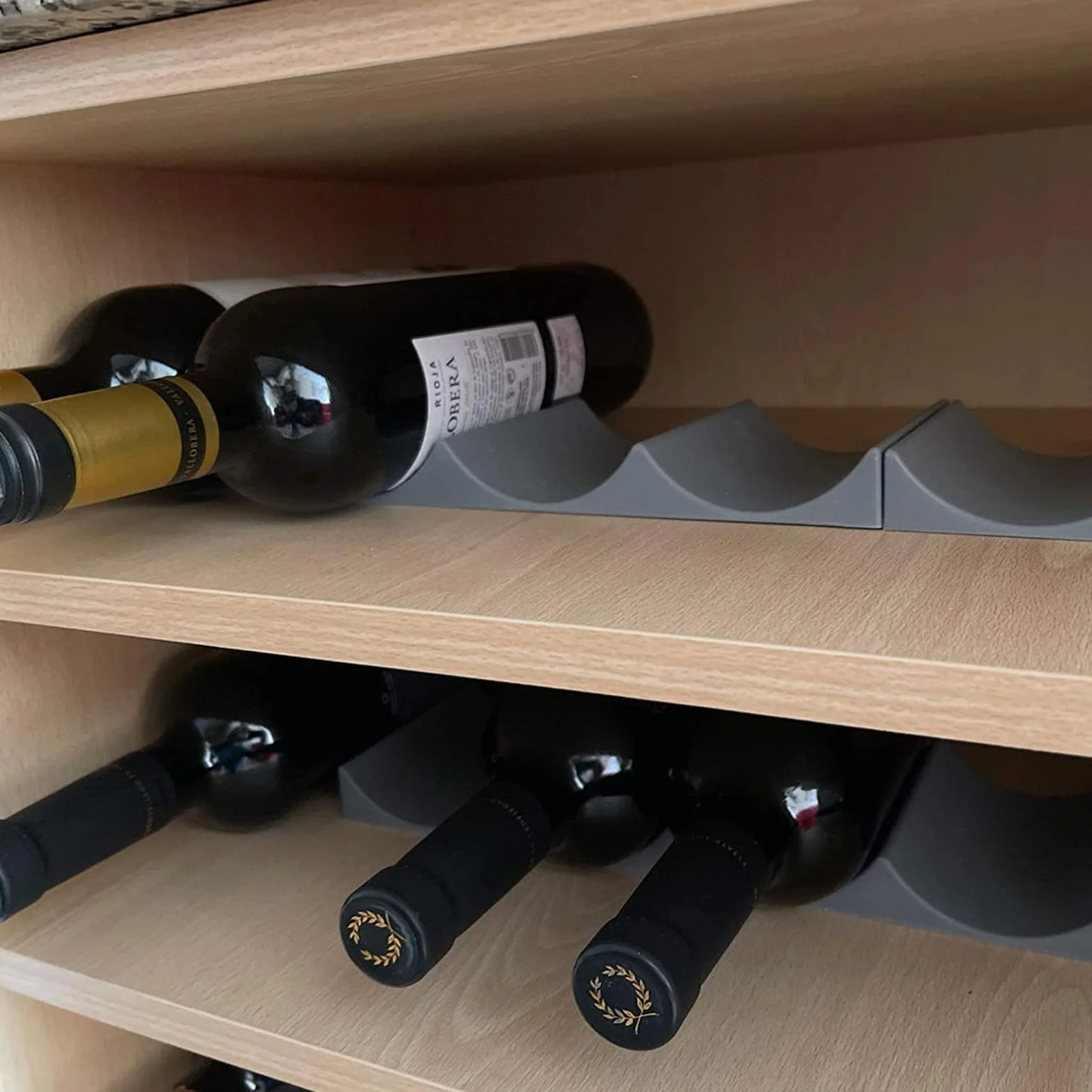 2 sztuki stojak na wino lodówka, stojak na wino antypoślizgowy i układany w stosy butelka na napoje, organizer na butelki idealny do przechowywania wina, puszek piwa, napojów itp. na stołach