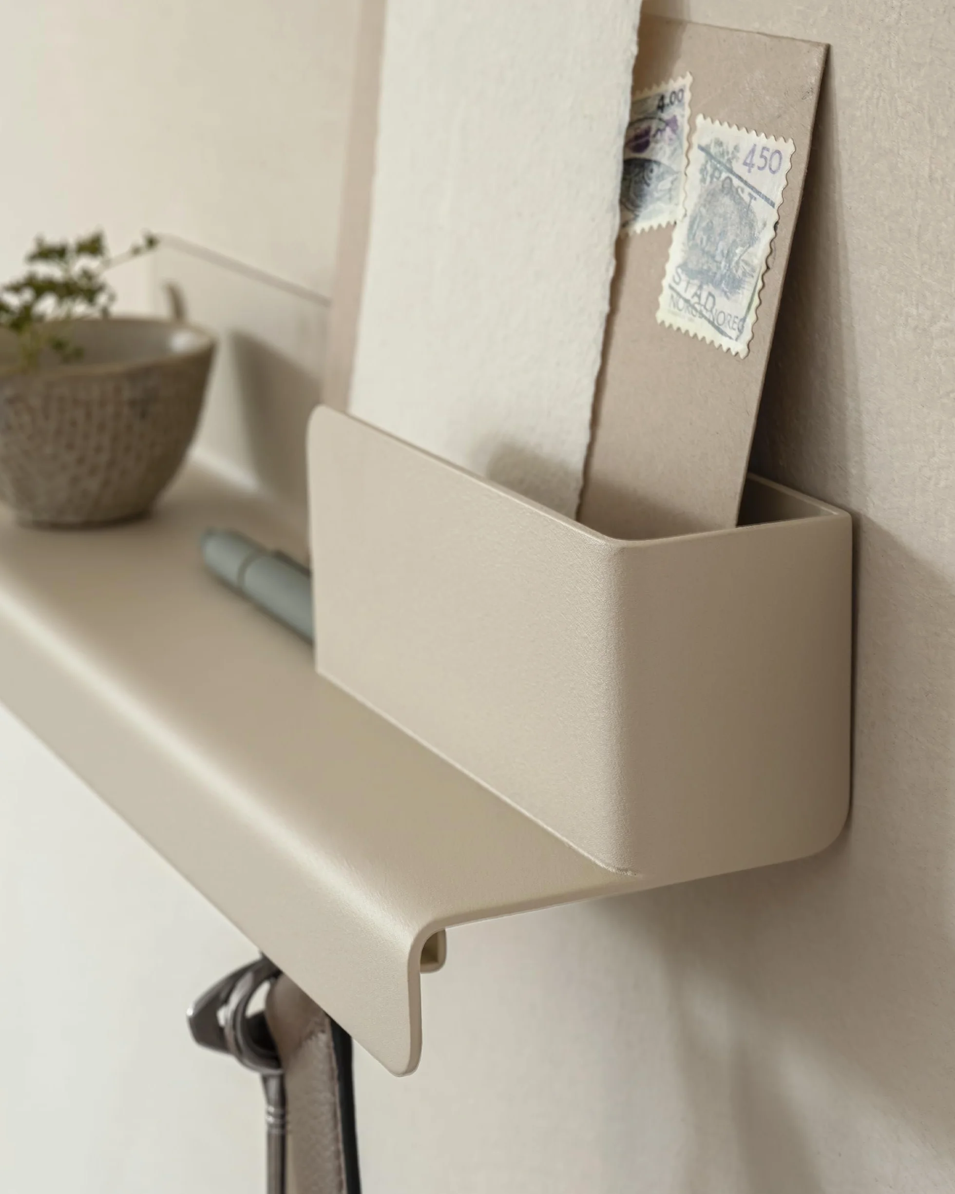 KAZAI. Wieszak na klucze 'Holmsen' | Minimalistyczny design wieszaków na klucze z Berlina | Nowoczesny uchwyt z metalową półką | Tablica jako mebel przedpokoju na ścianę | Taupe Piaskowy