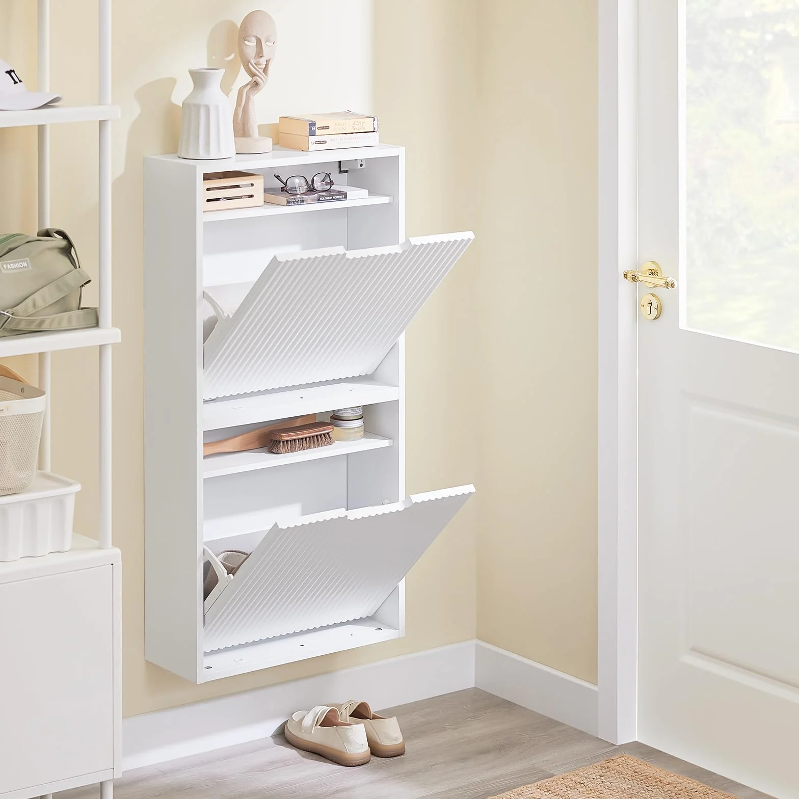 SoBuy FSR177-W wąska szafka na buty z 2 klapkami, oszczędzająca miejsce szafka uchylna, wysoka komoda, regał na buty, do przedpokoju, korytarza, 50 x 90 x 19 cm, kolor biały