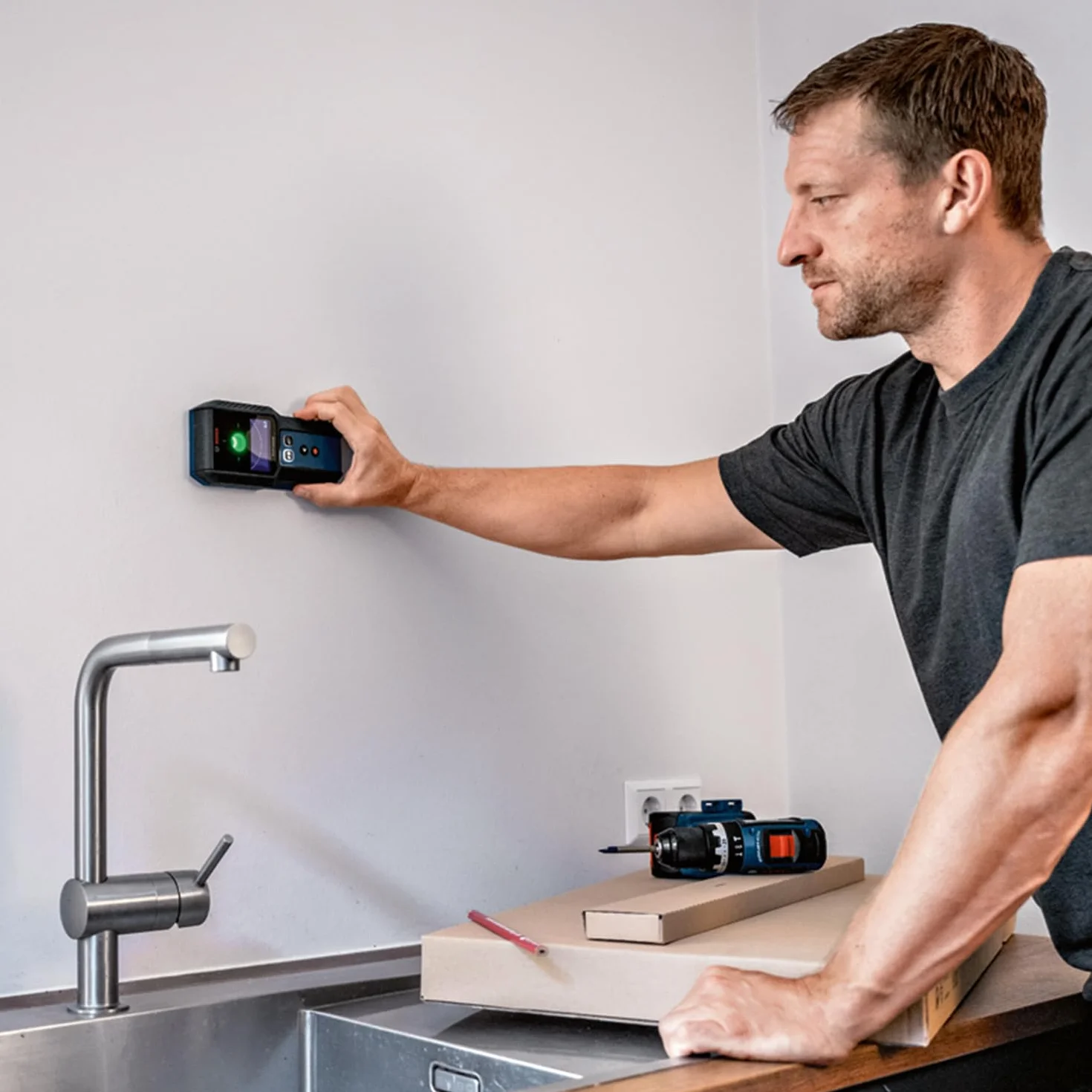 Bosch Professional: detektor GMS 120-27(przewód USB-C, maks. głębokość detekcji metali niemagnetycznych/metali magnetycznych/przewodów pod napięciem/drewna: 120/100/50/30 mm, 2 baterie AA, pokrowiec)